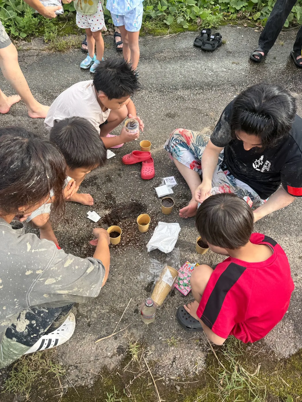 参加者がRe:Bloomレンゲカップを作っている様子