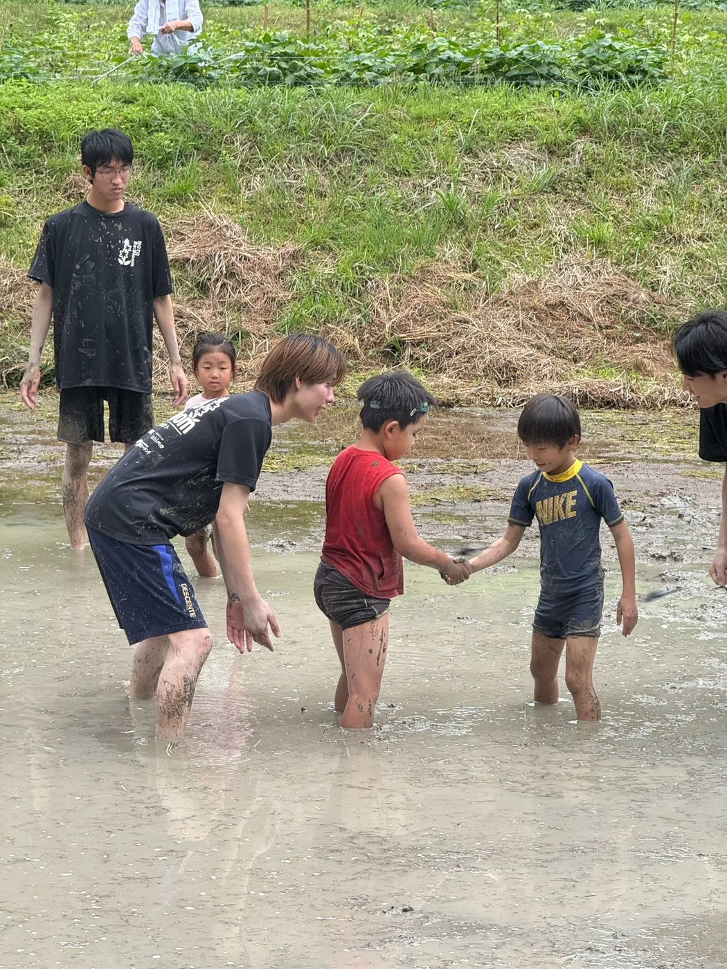 泥ん子運動会で子どもたちと学生スタッフが競技を楽しむ様子