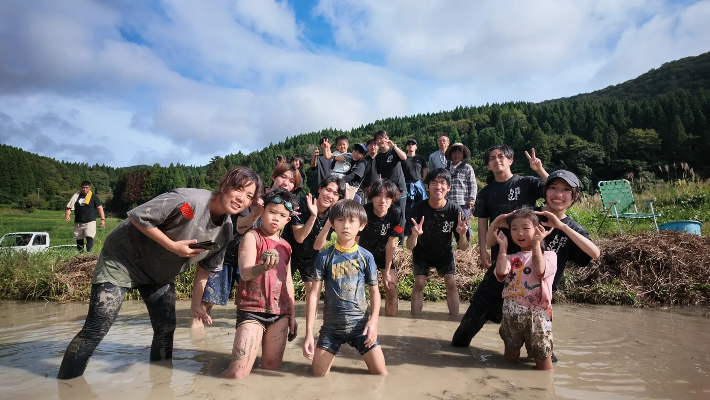 泥ん子運動会2026の参加者とスタッフの集合写真